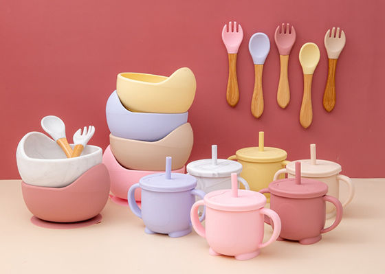 4/6/8組のPCのシリコーンの供給の一定のシリコーンの赤ん坊のボールおよびスプーン セット